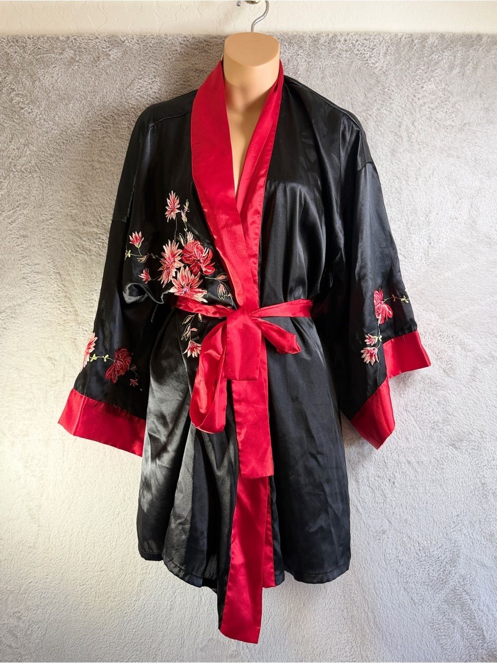 Flora Nikrooz Black and Red Satin Floral Embroidered Kimono Robe M